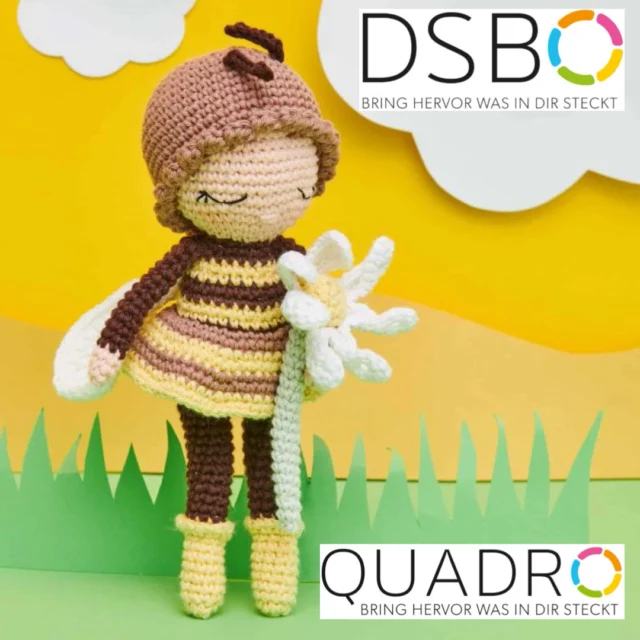 #ricorumical Kostenlose Anleitung 7/7 🥳⁠bei QuadrO⁣ und DSBO
⁣
Wir können nicht glauben, dass wir das Ende des diesjährigen Frühlings-CALs erreicht haben. Heute treffen wir unsere letzte Frühlings-CAL-Figur, dürfen wir Pollie, die hübsche Bienenpuppe vorstellen! 🐝
Die hübsche Biene liebt es herum zu fliegen und sich im Garten um ihre Blumen zu kümmern. Sie hat eine wunderschöne Blumenwiese gepflanzt und heißt jede Biene in ihrem Blumenparadies willkommen. 🐝🌻🌼
Das schöne Design ist von Marina von @pensebonheur 🥰 Pollie ist so eine schöne Puppe und das kleine Gänseblümchen ist der perfekte Begleiter! 🌼
Wer häkelt heute Pollie die hübsche Bienenpuppe? 😍? 🍓
⁣
Ladet einfach die Anleitung herunter, schnappt euch euer Ricorumi Garn und schon könnt ihr loslegen! Wir freuen uns sehr über all eure wunderbaren Werke! Vergesst deshalb nicht, unseren Hashtag #ricorumical zu verwenden und auf Instagram @ricorumi zu verlinken 🧶⁣
⁣
https://www.rico-design.com/media/19/31/c8/1741776384/idee-KA01062_-_Hkelanleitung_Ricorumi_CAL_Pollie_the_Pretty_Bee_Doll-970403.pdf
⁣
Unser CAL ist eine limitierte Auflage - stellt sicher, dass ihr nichts verpasst und ladet noch heute die Anleitung herunter. Die Anleitungen bleiben bis zum 30.06.2025 online.⁣
⁣
#ricorumi #ricodesign #springcal #crochetalong #amigurumi #amigurumilove #quadro #dsbo #quadroschweinfurt #dsbofulda #quadro_schweinfurt #dsbo_fulda #schweinfurterleben #fuldaerleben #schweinfurtshopping #fuldashopping