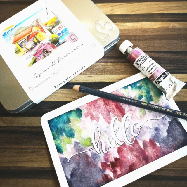 Die super granulierenden Aquarellfarben von Schmincke wirken fantastisch auf den Aquarell-Postkarten von Hahnemühle.
Ihr findet alle Materialien bei uns in der Bastelabteilung.