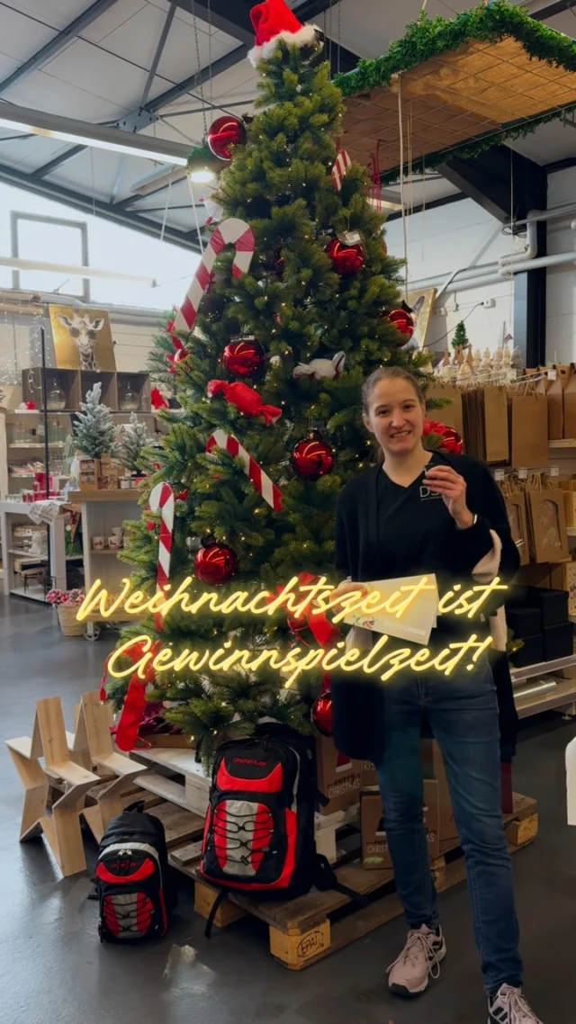 Weihnachtszeit ist Gewinnspielzeit 🎄✨
Gewinne 1 von 3 Einkaufsgutscheinen! 🙌🏻😍
Unsere Gutscheine haben einen Wert von 1x250€, 1x150€ und 1x50€! Und niemand geht leer aus - als Trostpreise haben wir für euch hochwertige Rucksäcke. Nur solange der Vorrat reicht. 
So nimmst du teil:
1. Kaufe bis 27.12.2025 bei uns ein. 🛍️
2. Hebe deinen Kassenbon gut auf - er ist dein Los!🎟️ 
3. Komm ab 02.01.2026 bei uns vorbei und erfahre, ob dein Los gewonnen hat. 😍
Öffnungszeiten im DSBO:
Mo.-Fr.: 9:30 bis 18:30 Uhr
Sa.: 9:00 bis 15:00 Uhr
Öffnungszeiten im QuadrO:
Mo.-Fr.: 9:00 bis 18:00 Uhr
Sa.: 9:00 bis 16:00 Uhr
Kommt vorbei, wir freuen uns auf euch! 🥰
#dsbo #dsbofulda #fulda #fuldacity #adventsgewinnspiel #weihnachtsgewinnspiel #gewinnspiel #weihnachten #gewinne #adventszeit #advent #aktion #weihnachtsaktion #einkaufsgutschein #gutschein #weihnachtsdekoration #weihnachtsdeko #adventskranz #weihnachtsbaum #lichterketten #weihnachtskugeln #nussknacker #dekoliebe 
Das Gewinnspiel steht in keiner Verbindung zu Instagram und wird in keiner Weise von Instagram gesponsert, unterstützt oder organisiert.
