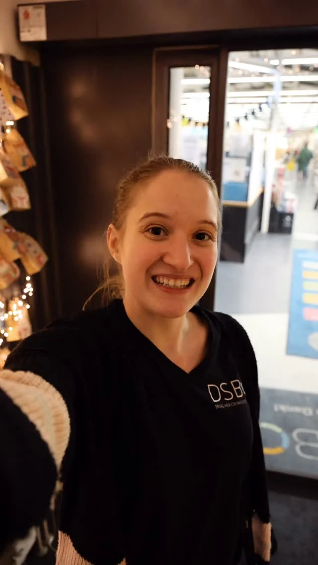 Heute zeigen wir euch einige Highlights aus unserem Weihnachtssortiment!😍✨
🕯️ Schwebende Kerzen - einige von euch kennen sie bestimmt aus Harry Potter 🪄
🌟 Sterne aus Holz - klassisch und schlicht
💡LED-Lampen mit 3 verschiedenen Farbfunktionen 
🧸 Kuschelige Kissen mit Weihnachtsmotiven 
Kommt vorbei und entdeckt eure neue Lieblings-Weihnachtsdekoration!🎄✨ 
Diese und viele weitere Weihnachtsartikel findet ihr auch im QuadrO in Schweinfurt.🎅🏽
#weihnachtssortiment #weihnachten #weihnachtsdeko #weihnachtsdekoration #schwebendekerzen #floatingcandles #ledlampe #sterne #bäume #holzdeko #weihnachtskissen #kissen #cozy #getcozy #weihnachtszeit #weihnachtsgeschenkefürfrauen #weihnachtsgeschenkefürmänner #plätzchen #plätzchenformen #fulda #schweinfurt